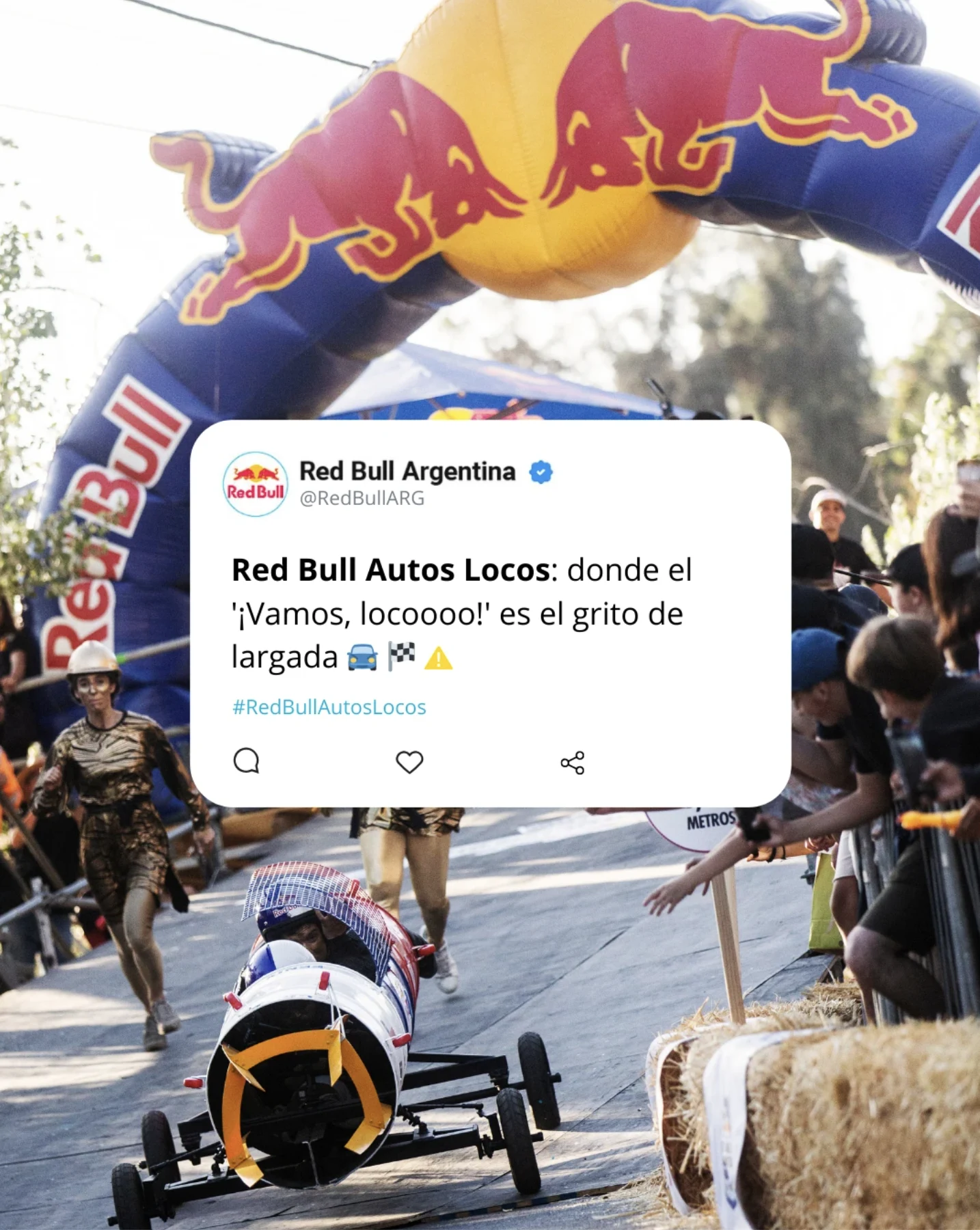 Pieza de Red Bull Autos Locos con un auto de competición bajo el arco de largada