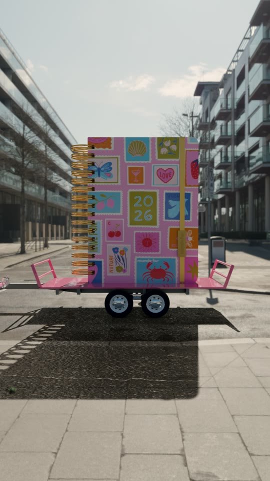 Una agenda gigante de FW sobre un remolque rosa en una calle, en una pieza de animación 3D
