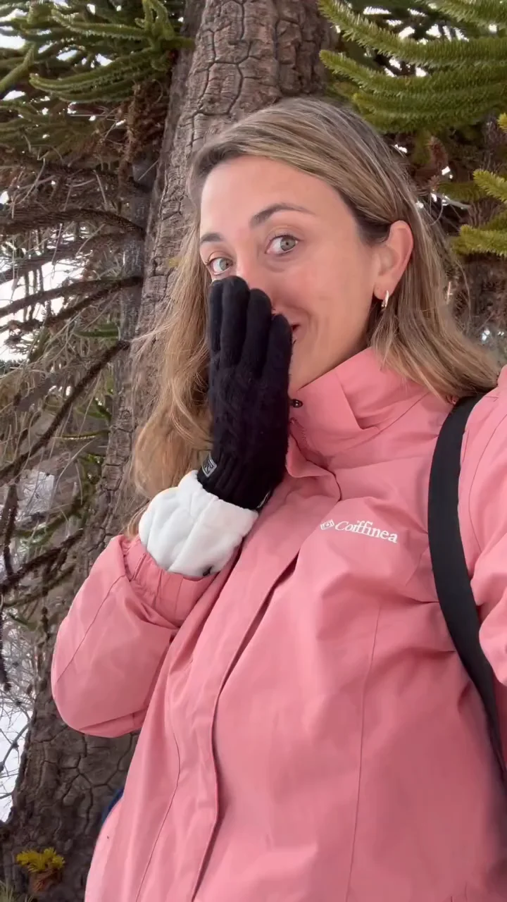Primer fotograma del reel de Plataforma 10: una viajera con campera rosa en un paisaje nevado