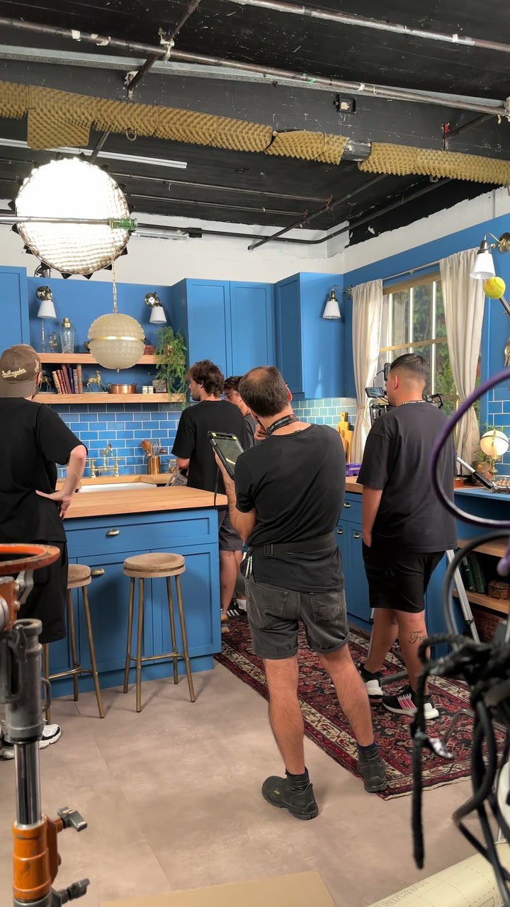 Equipo de rodaje en la cocina azul de la campaña Yelmo × Harry Potter
