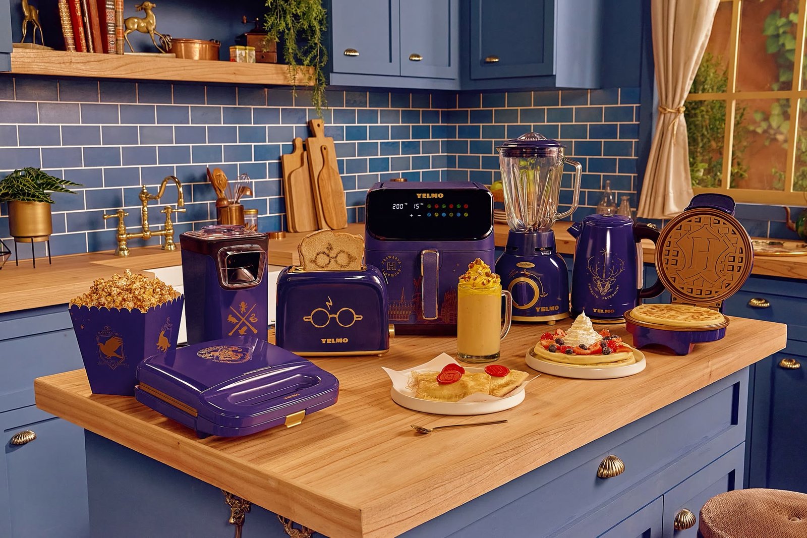 La colección completa Yelmo × Harry Potter, en azul y dorado sobre una isla de cocina